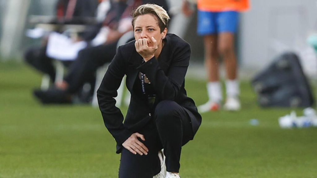 FATİH KARAGÜMRÜK KADIN FUTBOL TAKIMINI KURDU